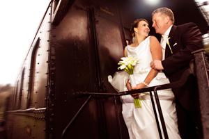 Brautpaar Fotoshooting auf der historischen Eisenbahn