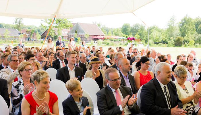 freie Trauung auf einer Wiese