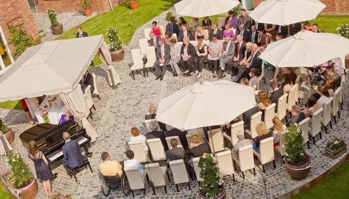 freie Trauung im Innenhof des Landhotel Beverlands