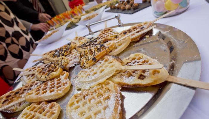 Sweet table mit herzförmigen Waffeln